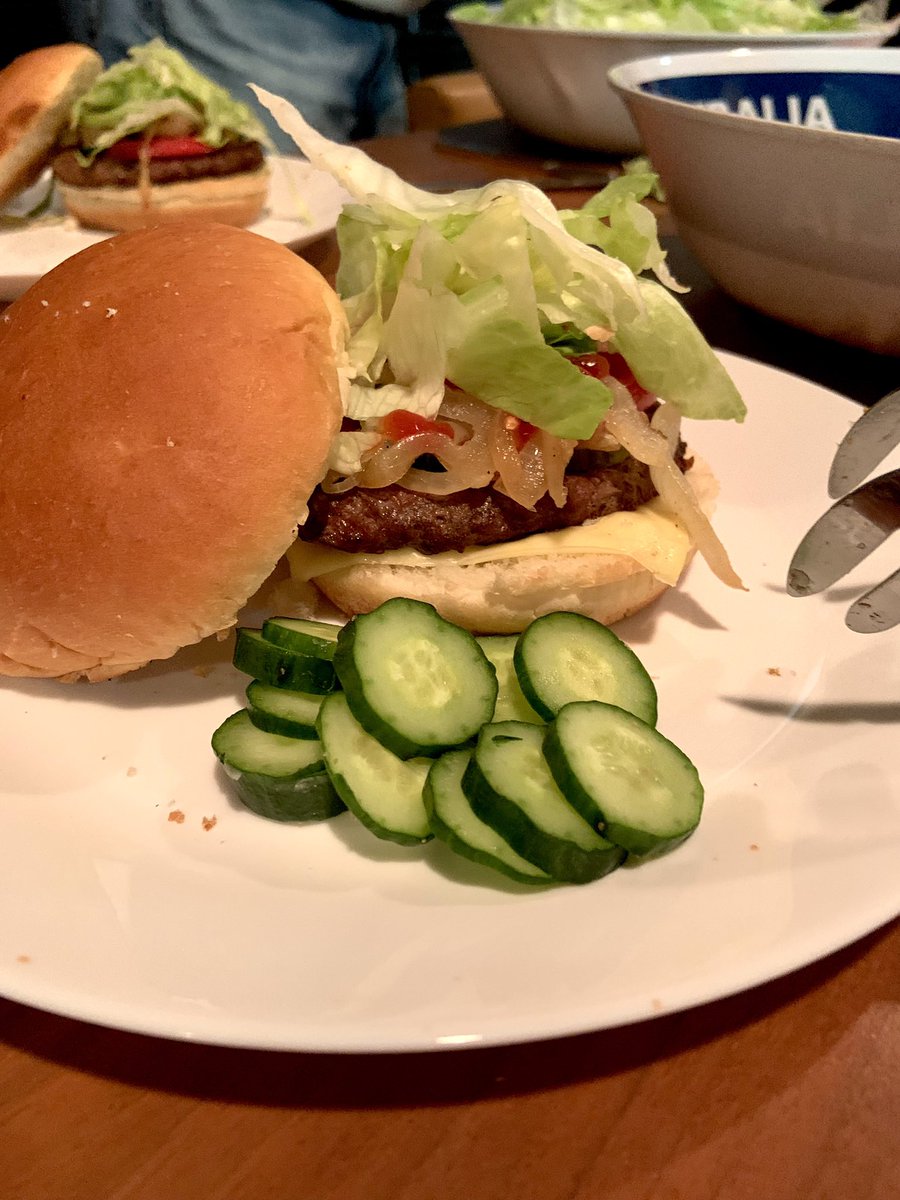 design_hiromi's tweet photo. GC英語部オフ会夜の部に参加して来ました!少人数だったこともあり、ゆっくりたくさん話ができて素敵な金夜でした✨
具沢山のバーガーにかぶりついた後は、めちゃくちゃ優しい味のりんごパイに燻製塩のアイス。美味しい金夜でもありました💕
#Global_Community https://t.co/cqCFcHYTS9