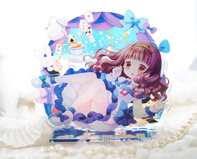 みどりちゃん永遠になった記念にちょっと豪華なアクリルジオラマを出す予定です!!(こちらはサンプル写真です、実際頒布する物は若干修正します…!)B5サイズのアクリル板に台座含め4パーツ入っていて、手前のキャラを入れ替えて飾ったりできます…!#07thフラグメントワールド3 