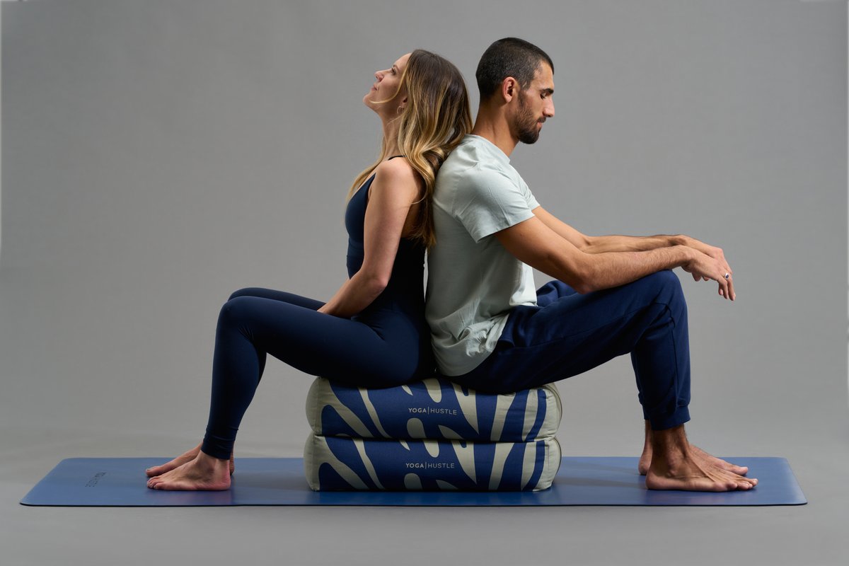 YogaHustle's tweet photo. Sometimes we share our Mat & Bolsters. Do you like to share your practice?🖤🦓 

#yogahustle #yogamat #bolster #yogaprops #bestyogamat #yoga  #bigyogamat #yogafun #partneryoga #yogis #yogagiftguide #luxuryyoga #yogaathome #yogavibes #yogafam #yogacommunity #yogafortwo #wellness #fitness #Mindfulness