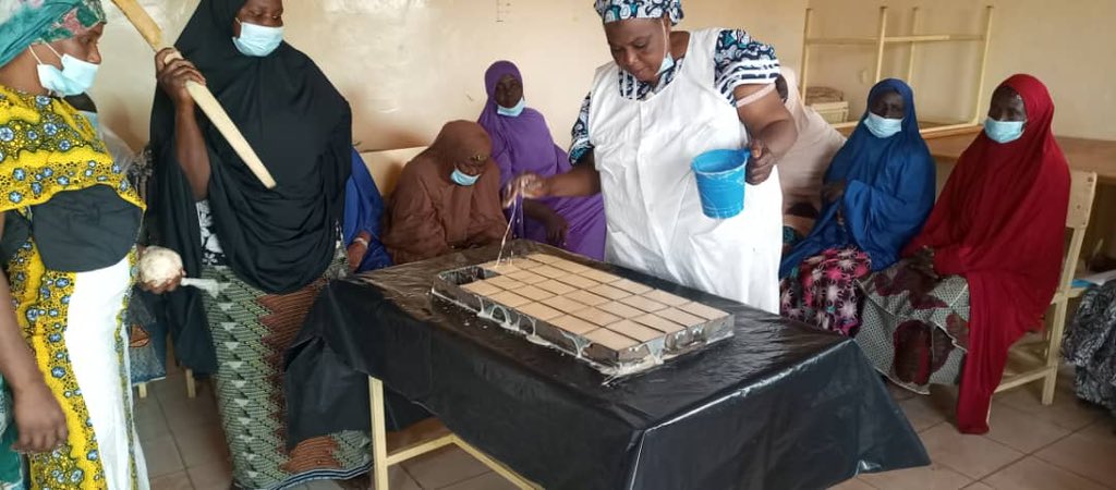 #Apaise_Niger organise à Tillaberi une série de formations du 25/01 au 09/02/24 sur la transformation et la fabrication des produits agricoles et d’hygiène à l’endroit d’une vingtaine de femmes dans chacune des 5 communes cibles, en majorités des PDI et/des groupements.
@OSF