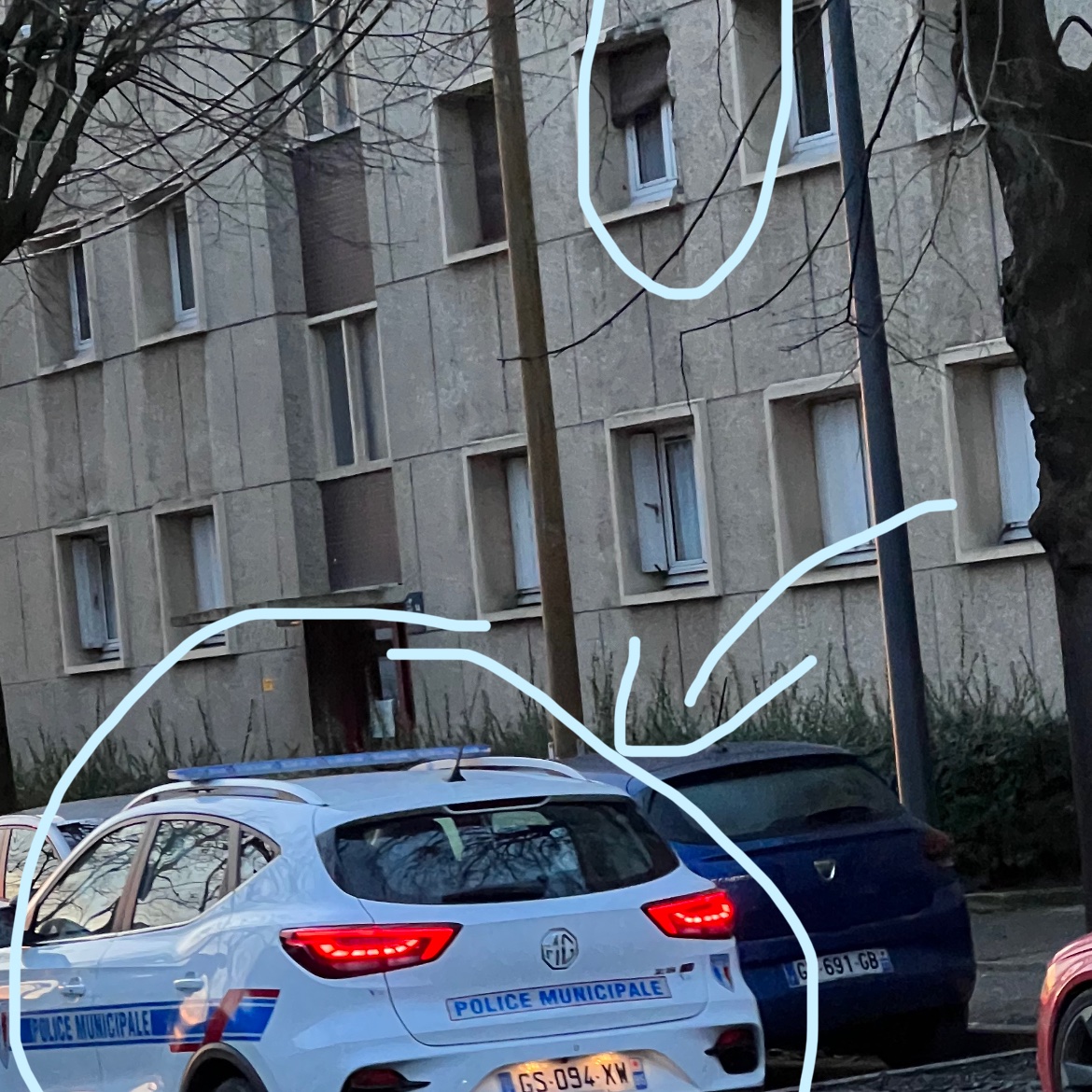 dzahoe's tweet photo. Pourquoi @Abdel_Sadi n’y a pas pris d’arreté de peril là ou  les façades menacent de chute d’elements? Pendant ce temps la police municipale rode dans le quartier dans des SUV neufs estimés à 60000€ piece. @leparisien_93 @StephanTroussel @Prefet93 https://t.co/cSDou297h9 https://t.co/FVJiINdB6L