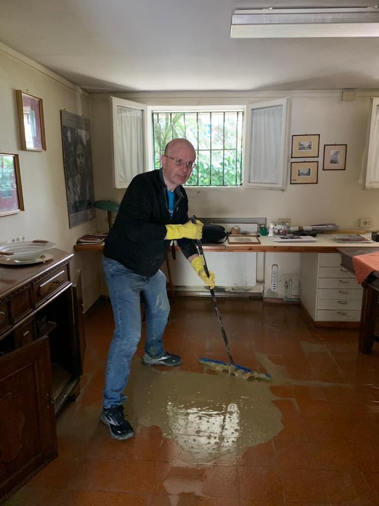 luigifoschini's tweet photo. QT a pic of you holding something: https://t.co/rXFrtNUwhV