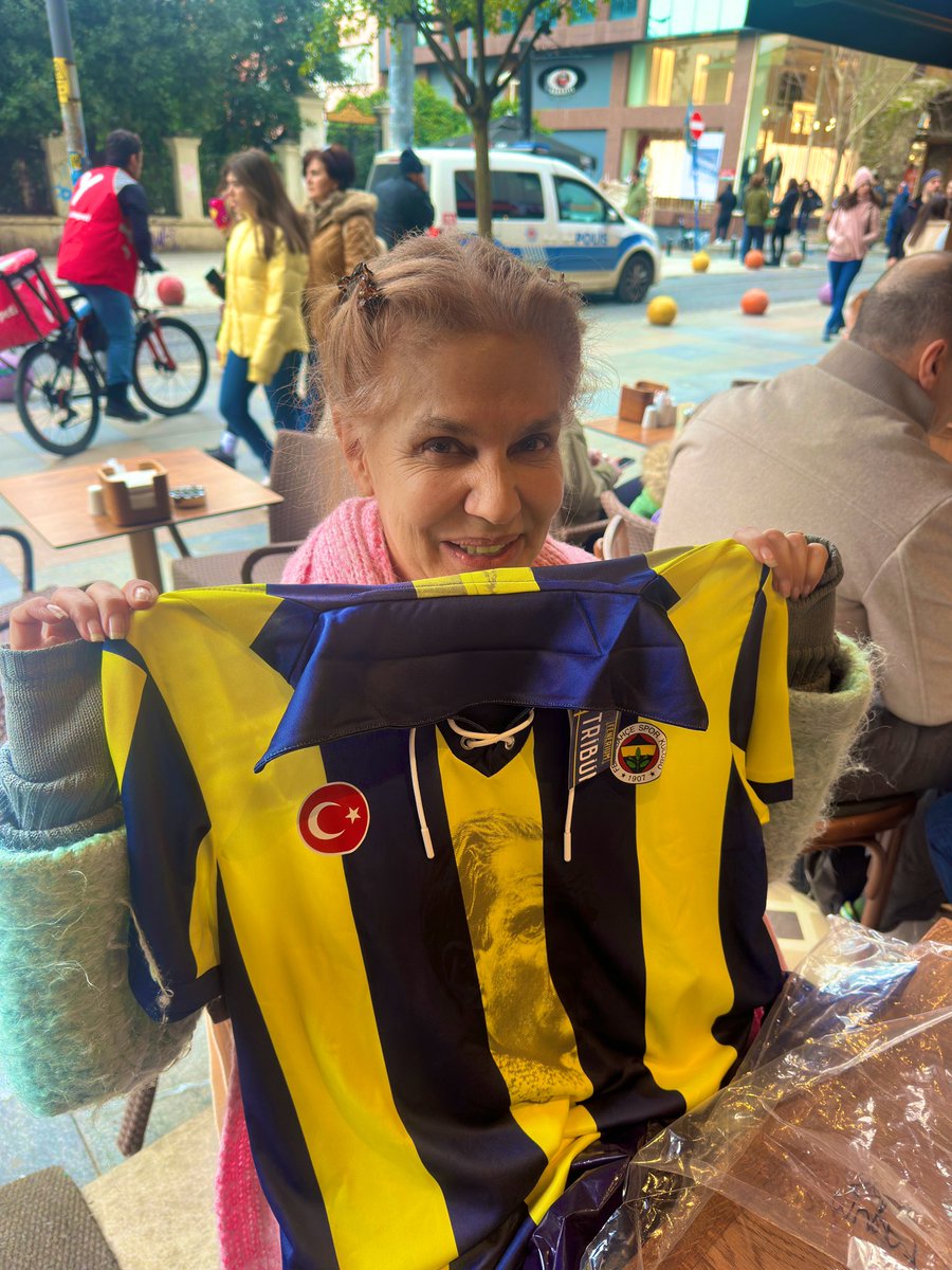 En güzel hediye💙💛 İddia sonucu kazanılan Atatürk’lü Fenerbahçe formamız. <a href="/lilagurmen/">Lilâ Gürmen</a> 
#AşkMevsimi