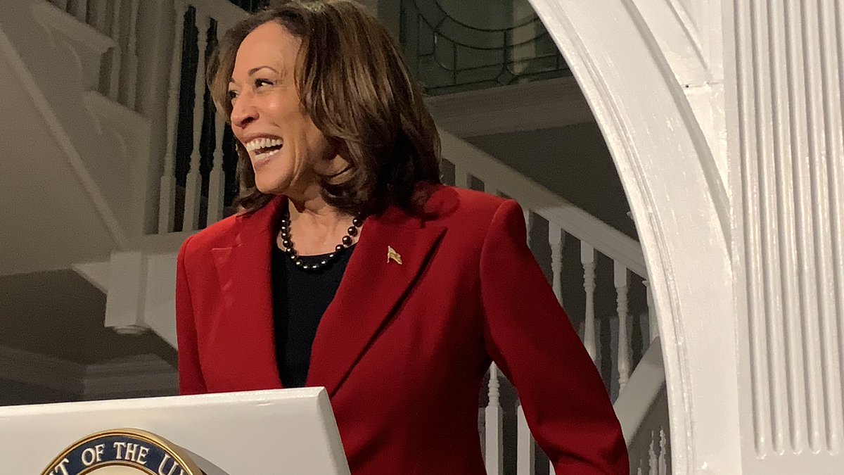 drlingluo's tweet photo. I am very honored to be invited by the @WhiteHouse to attend the Chinese Lunar Year celebration reception at the residency of Vice President @KamalaHarris & the @SecondGentleman with about 100 AAPI representatives of community leaders and entrepreneurs from different states. VP honored the 1964 dragon of the year that passed the Civil Rights Bill and remind us to remember the history in this year of dragon. She wished a happy new year in Cantonese while fed a lettuce into a dragon’s mouth for a prospectus year to come! One of the shining spot was the wishing tree beautifully decorated with wish cards from all of the guests. Thank you, Madam VP for the beautiful and warm reception! #LunarNewYear2024 #VicePresident #WhiteHouse 
#AANHPI