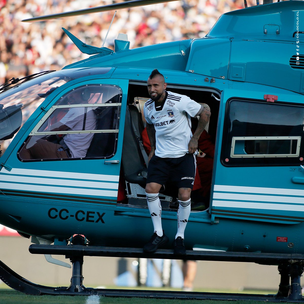 VSportsTM's tweet photo. Así presentó Colo Colo el regreso del hijo pródigo: Arturo Vidal está de nuevo en el futbol chileno. https://t.co/S0jvByXXds