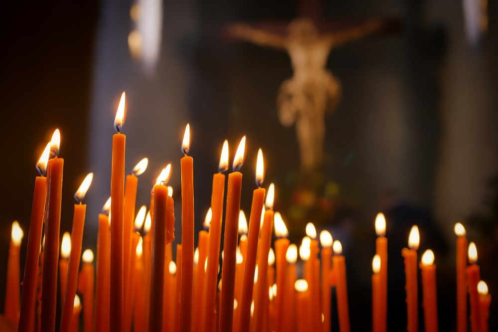 romseyabbey's tweet photo. On Sun 4 Feb we celebrate Candlemas - the infant Jesus is recognised as a 'light to lighten the nations'.

8am Holy Communion 
9.30am Sung Eucharist with Candlemas Procession
11.15am Abbey Vine with Taize prayers at cross of light
6.30pm Choral Evensong with prayers by the Crib https://t.co/L60xZKpAAU