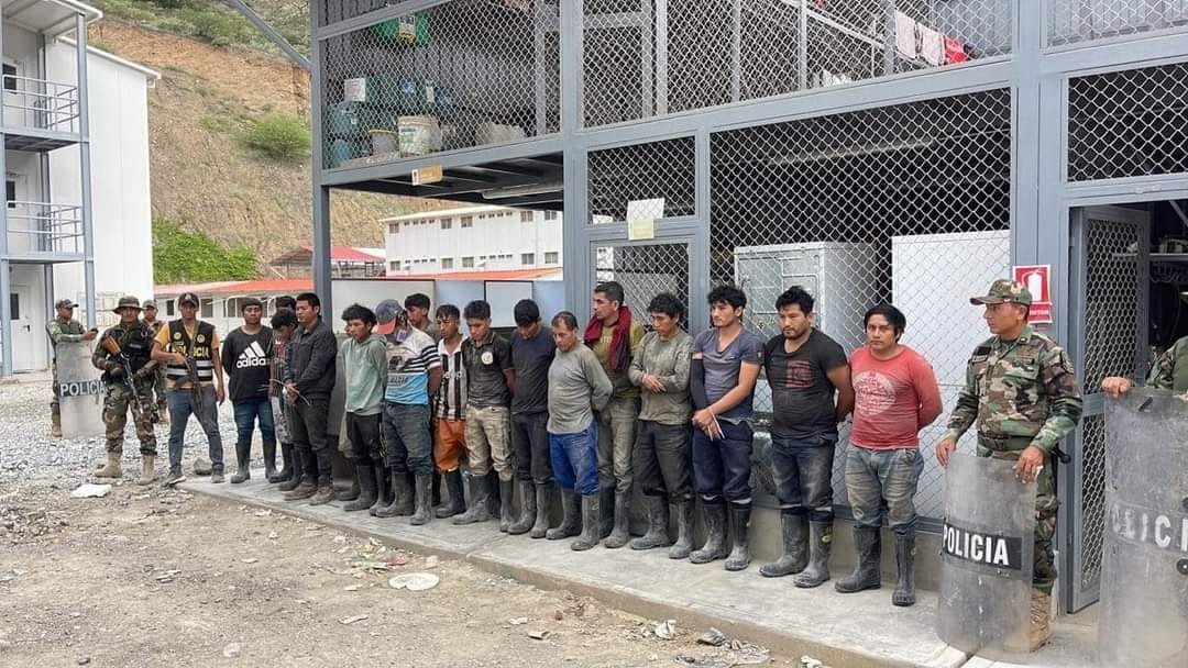 Digital_NewsPe's tweet photo. Luego de dinamitar torres de alta tensión, la PNP realizó un operativo y logro capturar a  40 mineros ilegales que operaban en la provincia de Pataz. Se trata de dos bandas: "Los Maras de Huacrabamba" y “Los Parqueros del Gordo Jhon’’. Tenían dinamitas , armas
#terrorismo
#Peru https://t.co/DYPfOcFCTI
