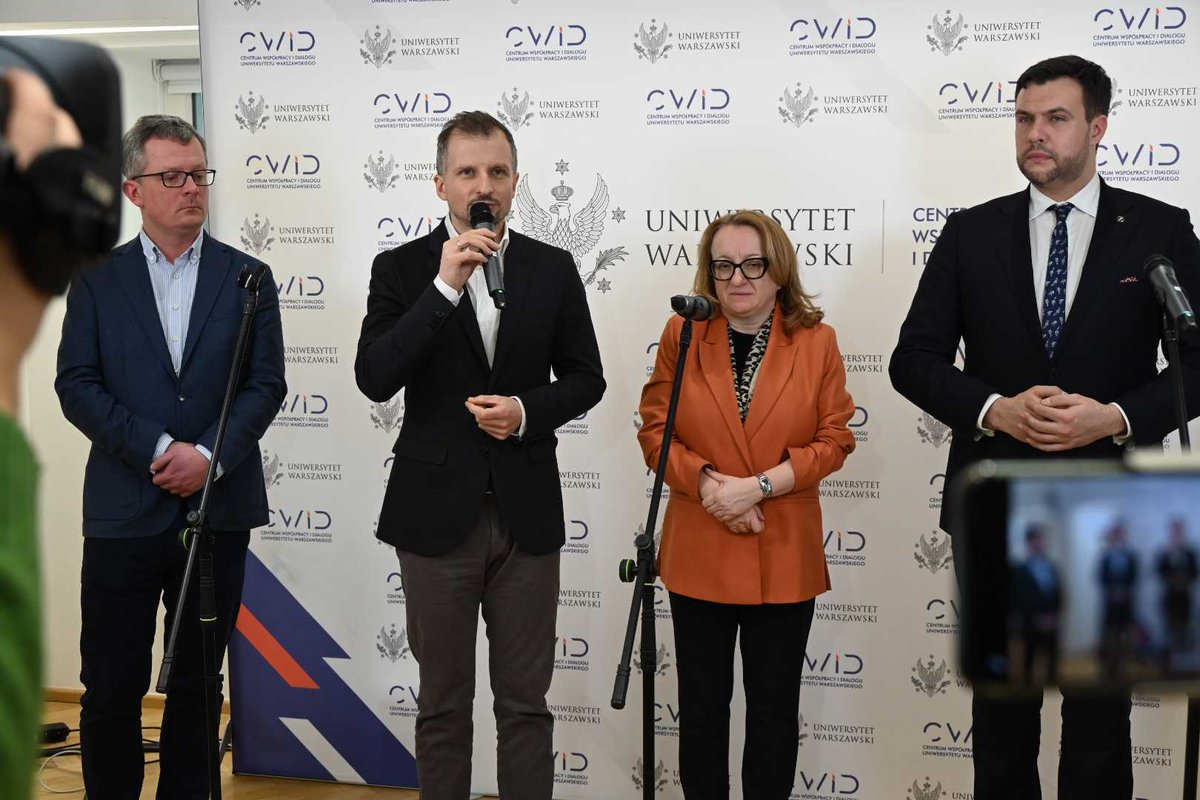 DorozalaMikolaj's tweet photo. 10% wszystkich emisji pochodzi z osuszonych torfowisk, tymczasem bagna są dziś najszybciej zanikającymi ekosystemami. Właśnie dlatego rozpoczęliśmy międzyresortową współpracę z @MF_GOV_PL, @MRIRW_GOV_PL i @MI_GOV_PL, aby zacząć chronić polskie mokradła. Przed nami do ułożenia szereg procesów, ale niezmiernie cieszy chęć współpracy tak wielu instytucji. Dziękuję  prof. Wiktorowi Kotowskiemu oraz Centrum Ochrony Mokradeł za zainicjowanie dzisiejszego forum.