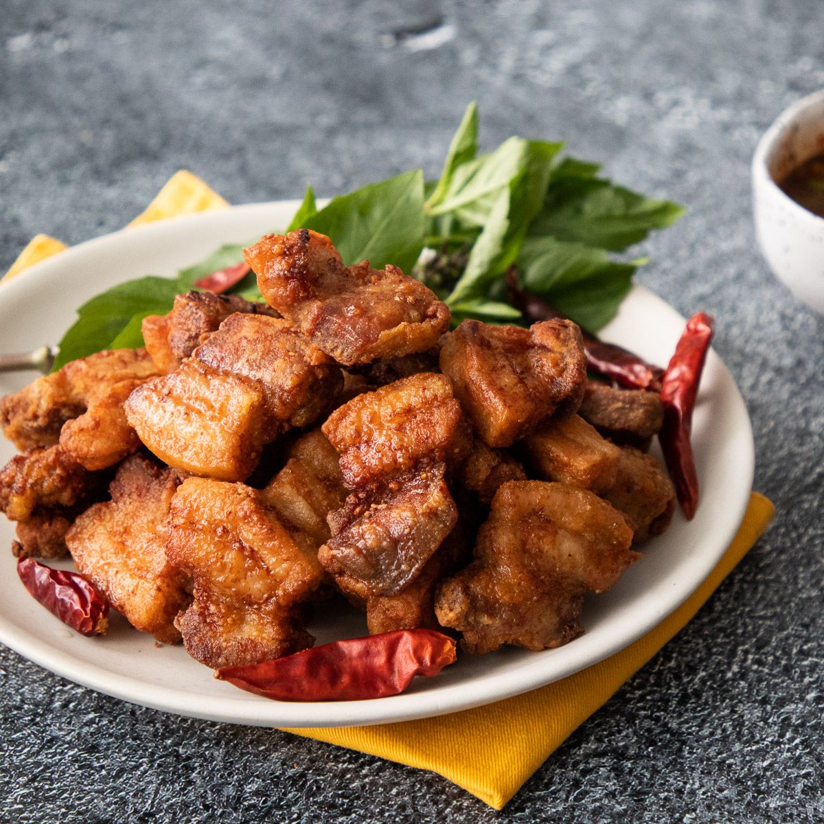 NEW: 30-Min Crispy Pork Belly! My Thai friend told me I needed to sell this cuz it was freakishly good, better than many street food vendors. Maybe for my retirement project 😉.

VIDEO: buff.ly/3uk5s97 
RECIPE: hot-thai-kitchen.com/30-min-crispy-…
