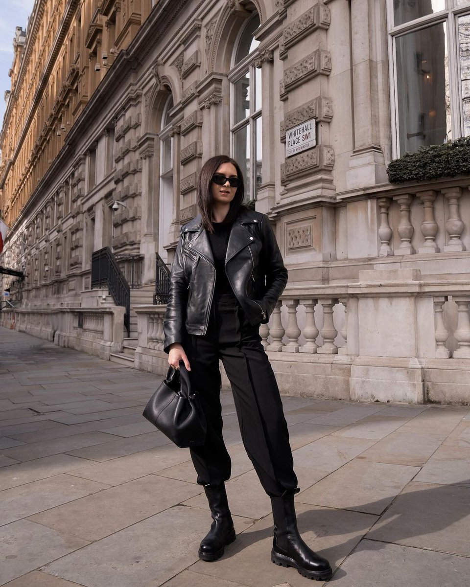 fanjacketss's tweet photo. Bold, beautiful, and unstoppable. Witness 'Simona Snarskis' owning the scene in our black leather jacket. Elevate your glamour, redefine your allure, and embrace the power of fashion.

#FanJackets #LeatherJackets #WomensFashion https://t.co/2O1hlTEK8X