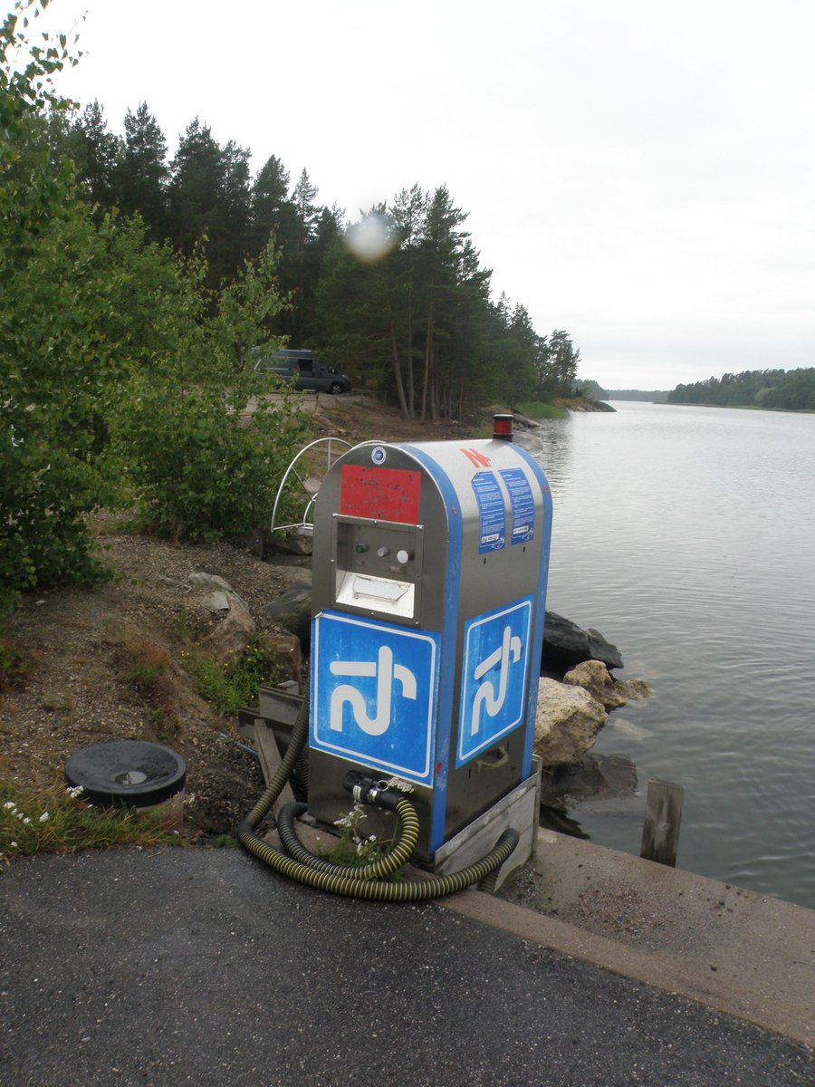 Tää Houtskarin Näsbyn asema jäi mieleen paitsi moitteettoman laiturin ja pitkän letkun ansiosta, myös siksi, että septikommodori pani vedon päälle ennen kuin kansihenkilökunta oli irrottanut köydet. Tuu moikkaamaan #venemessut ! buff.ly/3S6Vlwn #veneily