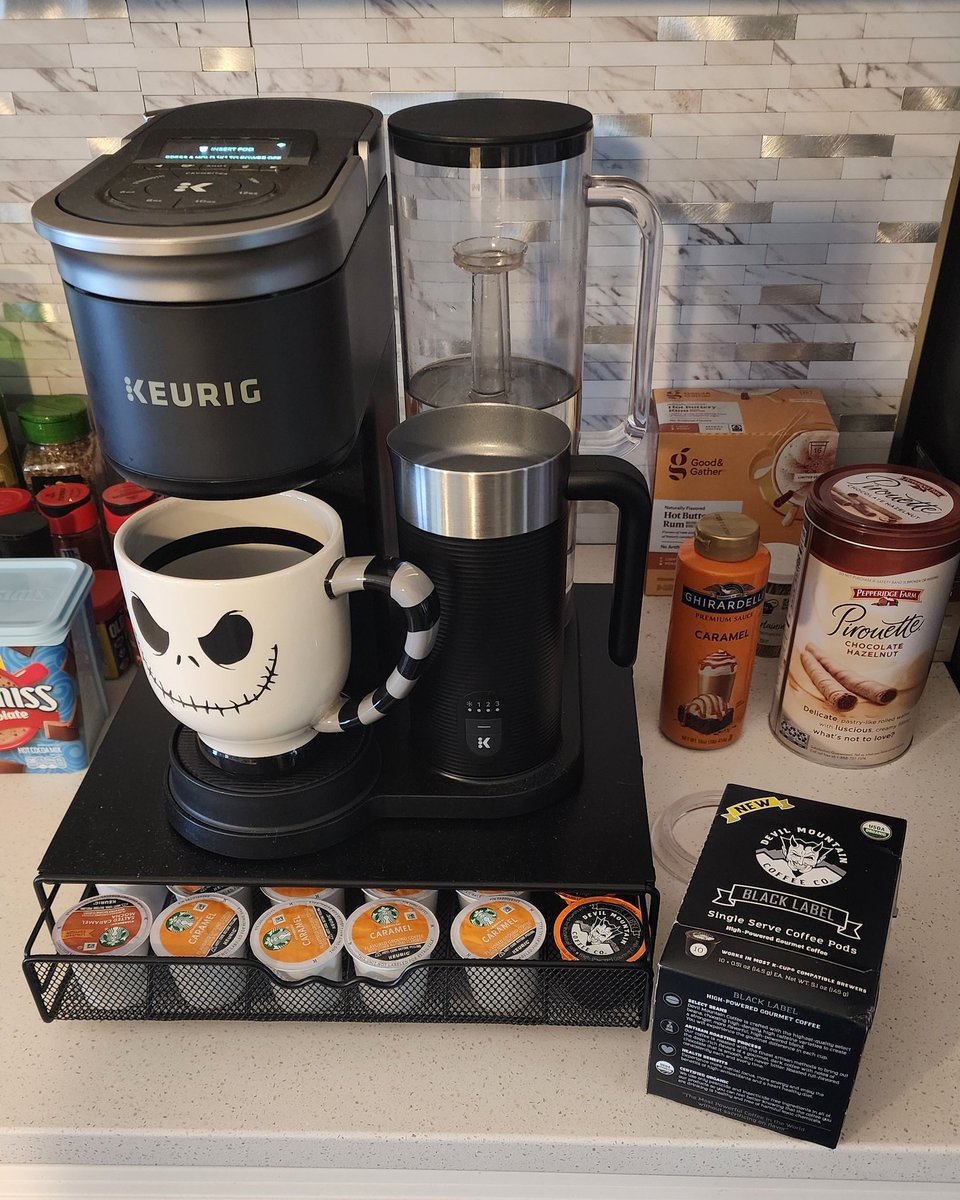 Now this is how you start a Friday morning! <a href="/DevilMtnCoffee/">DevilMountainCoffee</a> #CoffeeTime #Caffeine