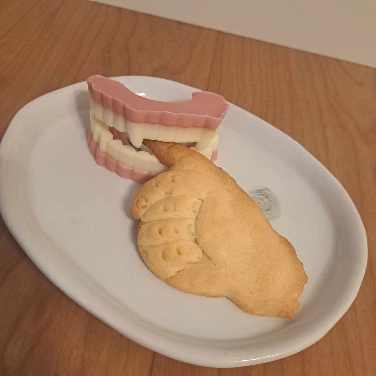 komainokamu's tweet photo. バレンタインにどうかな。
「血迷ったか鶴見チョコ」
～和田大尉のクッキーを添えて～ https://t.co/DmXADuwjYv