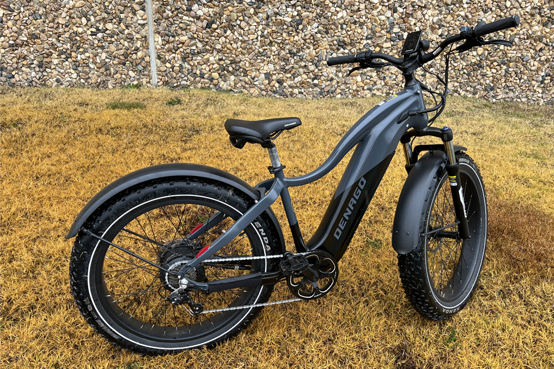 🚴‍♂️On the country lanes, cruising on the fat tire top e-bike, it teaches us a life lesson: Journey through life like the silent ride, finding tranquility and joy in the gentle hum of progress.
📷(Photo from reddit by refetitev)#Denago #denagoebikes #electricbikes #fattireebike