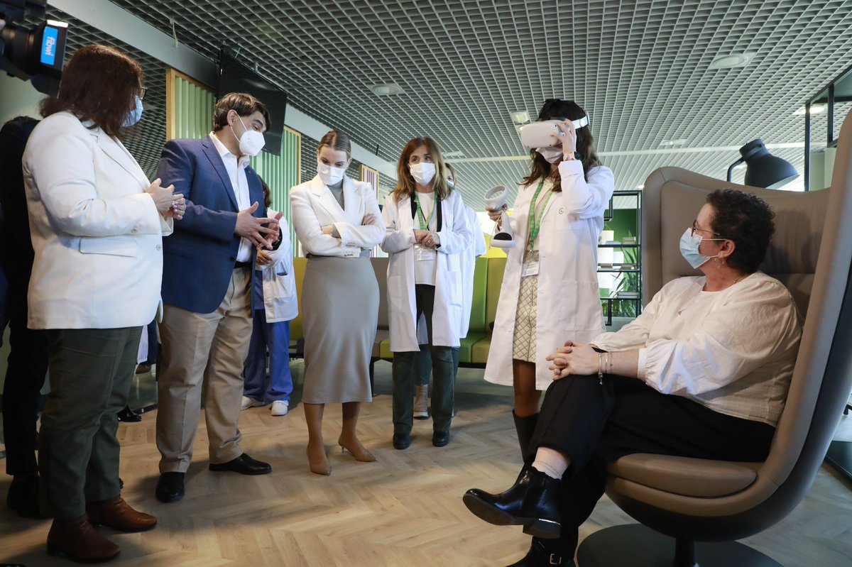 Imprescindible la feina que fan els professionals de Son Espases a la unitat d'oncologia. Avui hem pogut veure les cares d'agraïment de na Sandra i n'Elia provant el nou servei d'ulleres de realitat virtual per a pacients oncològics, una nova forma d'humanitzar el tractament.