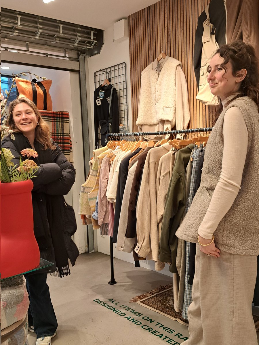 Goede gesprekken over ondernemen in binnenstad <a href="/EvaOosters/">Eva Oosters</a> #wijksafari bij BENJAMINS op de Steenweg en firma Pijper aan de Oudegracht