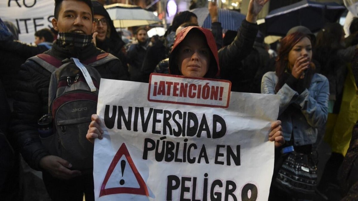 Estudiantes extranjeros en Argentina: ¿cómo les afectaría el arancelamiento de la educación pública? f24.my/A6Io.x
