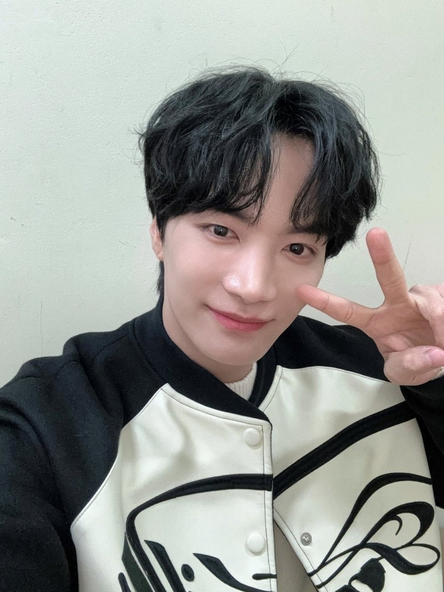 [#PHOTO] 
240202 #DMCMUSIC 📸 

김종현 그만 보겠습니다🙅‍♀️ 

오늘부터 &amp;U의 모든 감각을 깨워
김종현 '그'만 보겠습니다👀 

오늘도 외쳐💛
최고다 김종현💙 

#KimJonghyeon #김종현
#Brilliant_Seasons #MOTTO