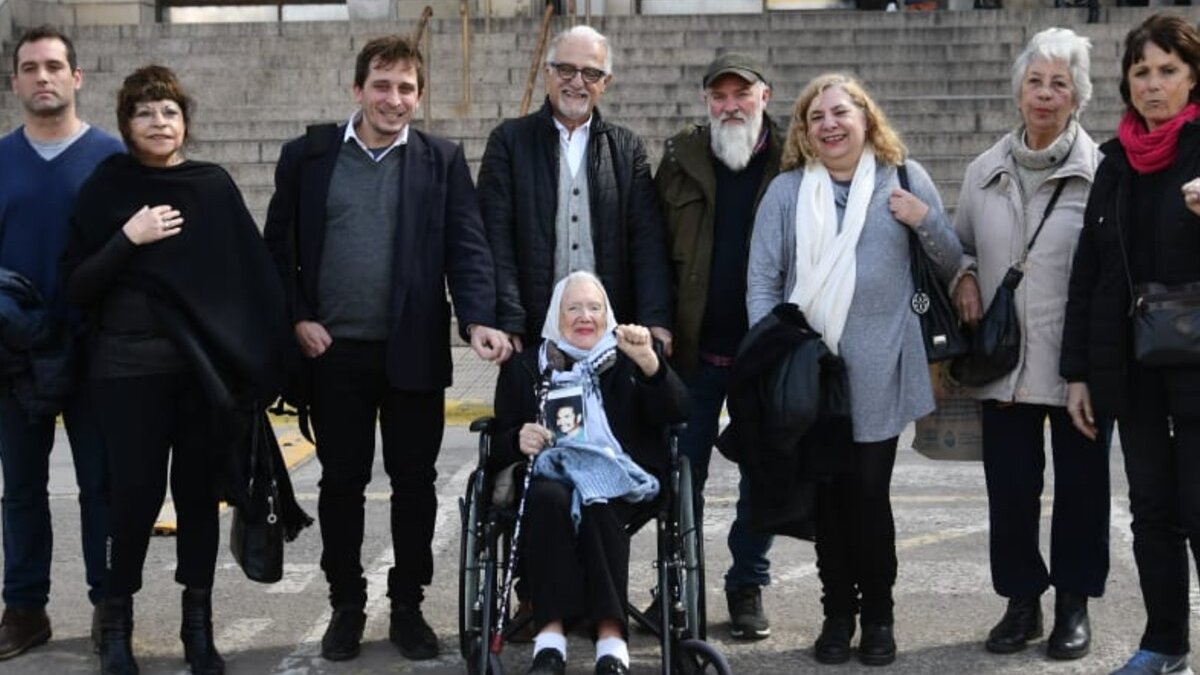 Terminó la cirugía al abogado del @ceprodh Matías Aufieri, compañero de tantas luchas, siempre en la primera línea de batalla en la calle y en los tribunales. Para saber si perderá o no su ojo hay que esperar la recuperación. Ampliaremos.