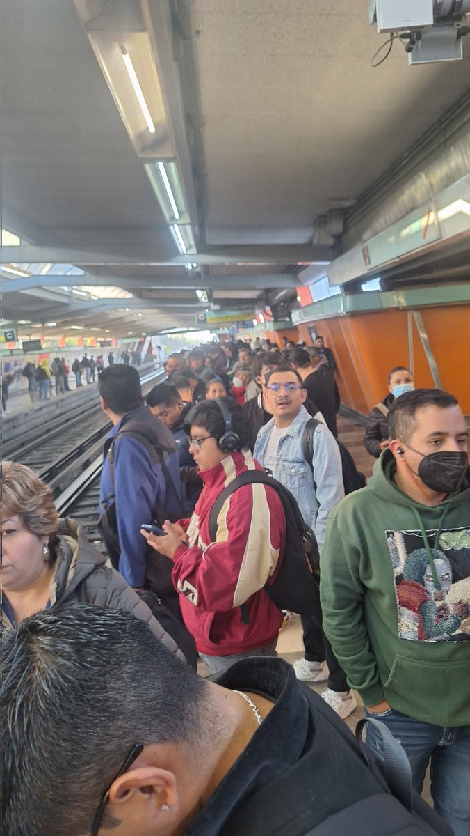 AbiliniaP's tweet photo. @MetroCDMX Linea 4 estación consulado pasa metro llevamos 10 min de ambos lados,
Acaba llegar 1 y no avanza https://t.co/y7jUt4DGOx
