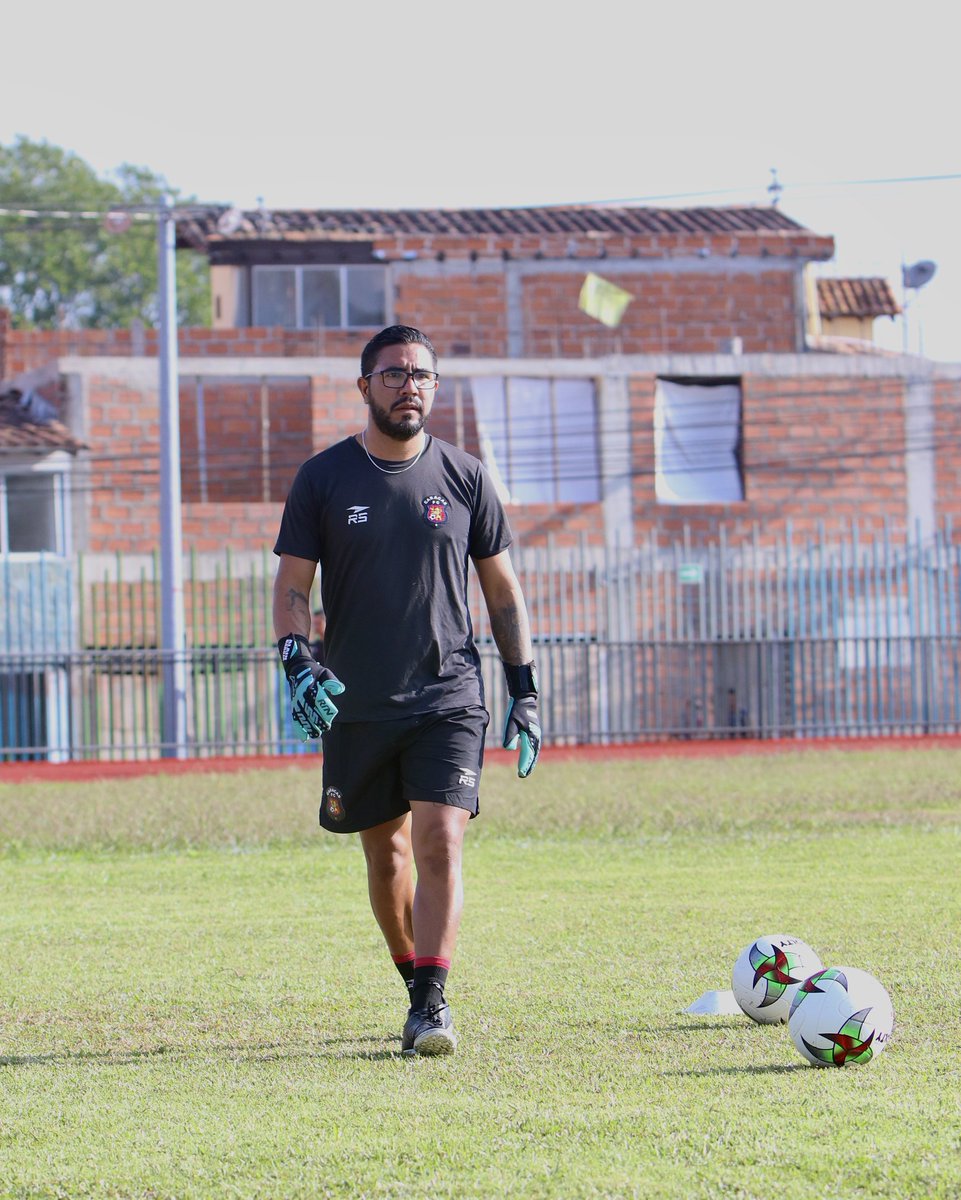 kkeblin's tweet photo. Hoy empieza un camino con grandes retos con los objetivos claros... Le doy gracias a @caracas_fc por permitirme ser parte de esta familia tan exitosa, hoy se inicia el sueño a la ⭐ #SoloCaracas #DaleRo #ligafutvefiat #goakeeper
Siempre confiando en los míos 👹🇾🇪⚽🧤🥅 https://t.co/JL1UczmwyX