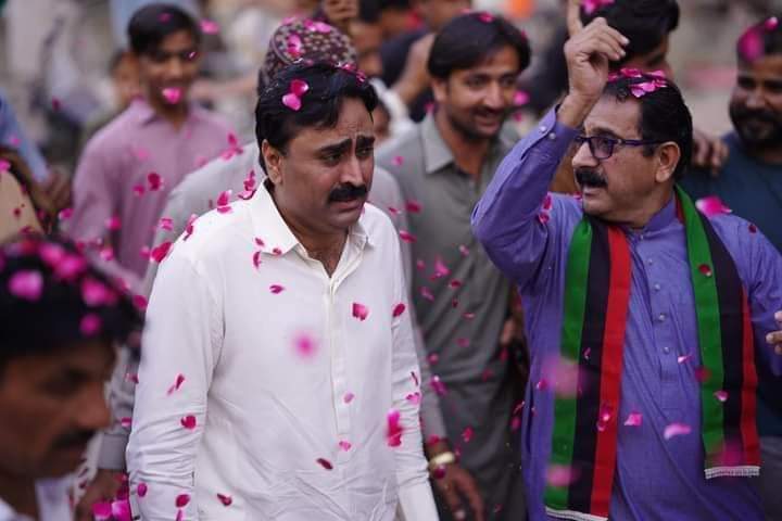 SabaZahoorppp's tweet photo. "Town #Qasimabad Vice Chairman @HajiSattar786 ,alongside #Bachal Soomro, #Tahir Soomro, #Hussain Soomro, and the entire Soomra & #Chandio Community, held a vibrant corner meeting near Soomra Hotel in UC-149, rallying support for Ps-60 candidate @jamkhanshoro.
@BBhuttoZardari https://t.co/rXX3EdZ1xR