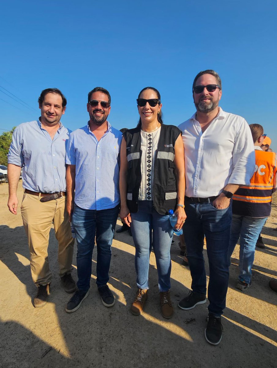 🚜🛣️ Máquinas y Construcciones presente en la palada inicial de la Ruta 12 en Falcón-Pdte. Hayes, marcando un avance crucial para el Chaco paraguayo. El proyecto de 2 años promete dinamizar la región. #Ruta12 #DesarrolloChaco #ProgresoParaguay 🚧💪🌱