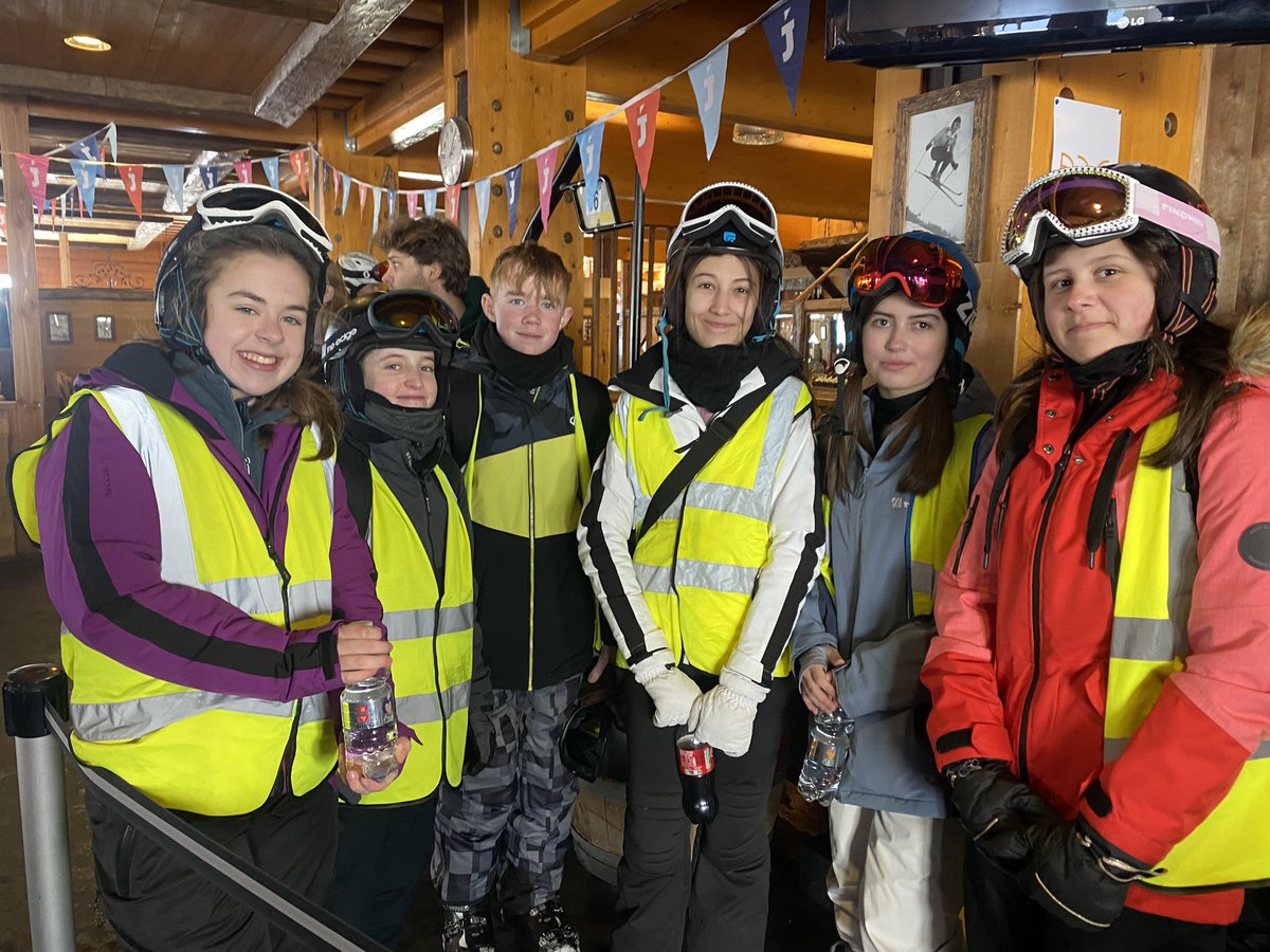 OLSPski's tweet photo. Just finished lunch at the top station. Last afternoon of skiing 😰 https://t.co/9cygbMql9E