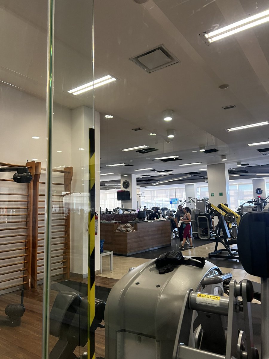 BarbiePeloNegro's tweet photo. @SportsWorldMex Tú club de Félix Cuevas se está cayendo a pedazos, sucio, aparatos viejos, la app no sirve y cuando quieres cancelar te hacen un cargo más https://t.co/Jj2BQQo3vI