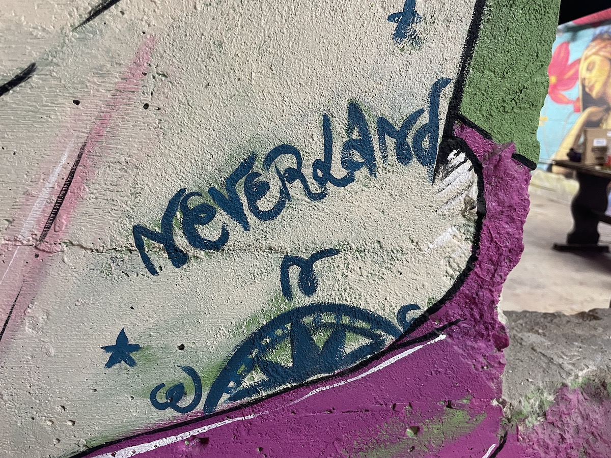 Un bar street art tenu secret va ouvrir ses portes ce week-end aux portes de Paris enlargeyourparis.fr/culture/un-bar…