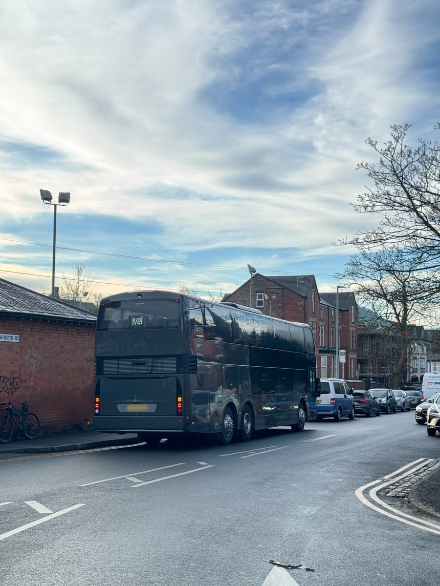 However interesting an incident may be, it is not worth 6 points and a fine to get your phone out and take a picture whilst driving. 3 drivers reported for using their mobile phones whilst driving, including one who was driving a coach full of school children 🚌