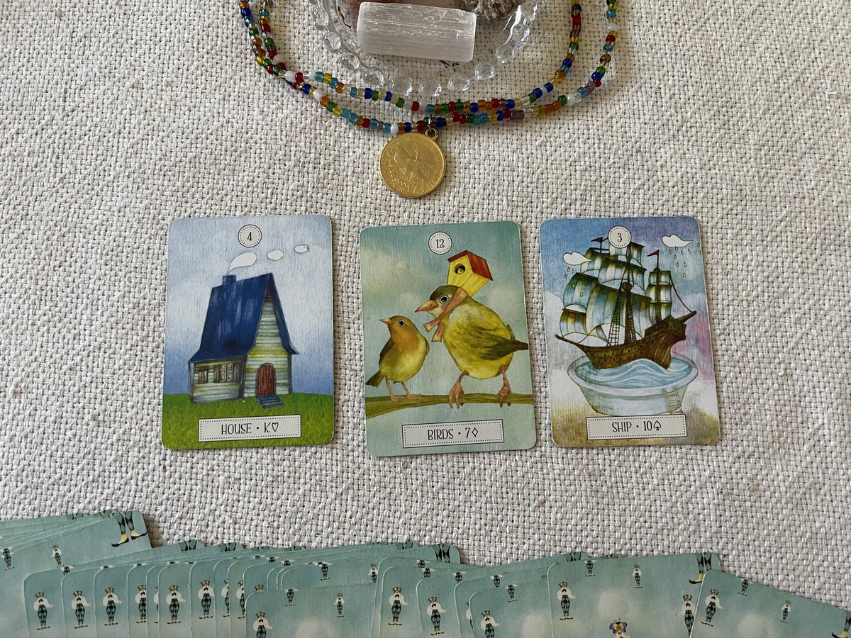 carlabraga___'s tweet photo. FEVEREIRO para CAPRICÓRNIO:
casa + pássaros + navio

aventure-se, faça algo novo ou até mesmo estúpido... acompanhado. chegou a hora de sair do conforto da rotina, das planilhas e de tudo que é quadradinho e pensar em formas mais fluidas, soltas e orgânicas. esse mês traz como grande questão os voos que escolhemos traçar e os companheiros que optamos por acompanhar. quanto mais ousado o projeto, mais refinado precisa ser o time. e se o projeto é a vida, melhor valorizar bem quem vai segurar sua mão em todos os perrengues. menos sumiço, mais presença.