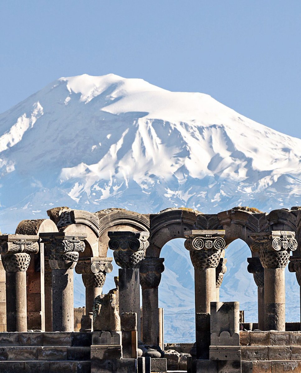 🏛️#Zvartnots Cathedral (652 AD) is ancient Armenian cathedral located in town of #Etchmiadzin. Cathedral is #UNESCO World Heritage Site.

Unfortunately, Cathedral was severely damaged by earthquake in 10th century, & it eventually fell into ruins.

#exploreArmenia #exploreArmavir