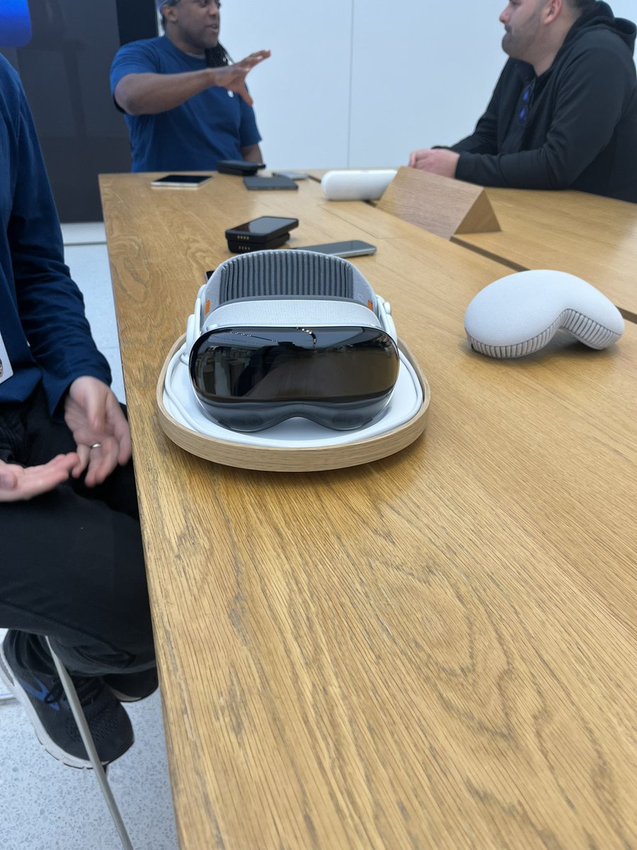 OMGLabsGroup's tweet photo. Getting the white glove #AppleVisionPro demo at the @Apple store first thing this morning.

it’s not #AR it’s #SpatialComputing https://t.co/J9uQcwzvwG