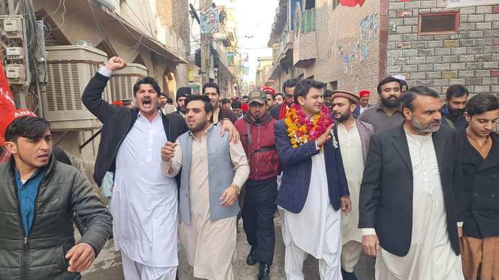 عوامی نیشنل پارٹی پی کے 82 پشاور سے نامزد امیدوار ڈاکٹر نوید الله خان کا الیکشن کے سلسلے میں ڈورٹو ڈور کمپین  
#Vote4Laltain | #DrNaveedullahKhan