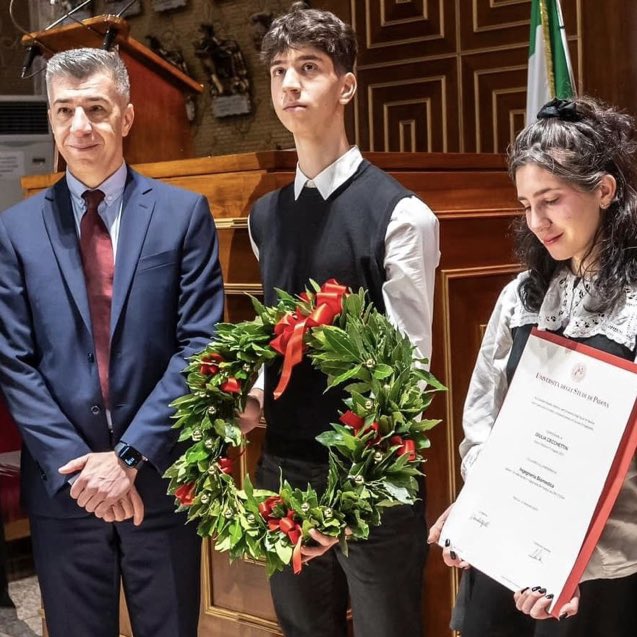 deadpoetstan's tweet photo. questa foto della famiglia Cecchetin alla laurea di Giulia mi spezza il cuore…

non è giusto 💔 https://t.co/My8HvUkX0y