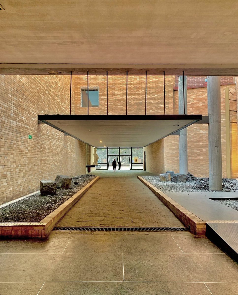 hectorvelazhv's tweet photo. Visitando la La Facultad de arquitectura de la UNAM https://t.co/0kKLEKFb4z