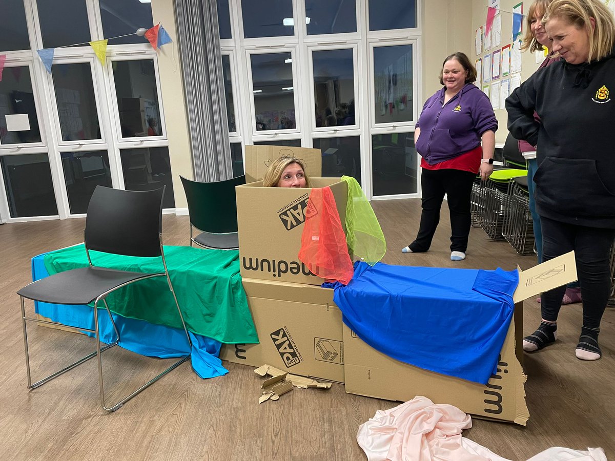 Have you seen a cardboard submarine as brilliant as this?📦⬇️ We were blown away by the imagination & creativity of the practitioners working across #Helensburgh Great to share the #WeePeepsBigFeels practical guide with practitioners. Read the guide➡️shorturl.at/nqR05