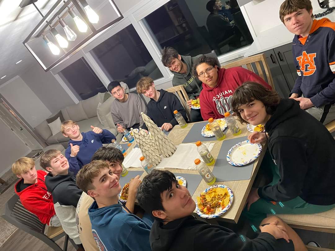 HoquiamHoops's tweet photo. The boys at team dinner last night! Special thanks to the Byron's for hosting! #gogriz https://t.co/RDPOyUULDI