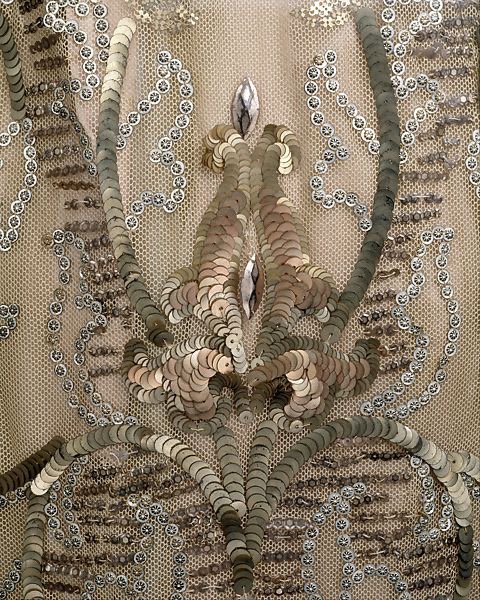 FITfashionstory's tweet photo. This Callot Soeurs evening dress, influenced by Orientalism and the Directoire revival, embodies the latest trends of the time in its cylindrical silhouette and soft, unstructured look. https://t.co/cHGc67Oor4 https://t.co/RulV8AY4y9