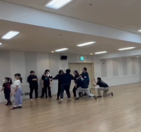 hakkou_g's tweet photo. 今日は華月ナンバーの振付でした😀
楽しいシーンになりますよ❣️

……写真撮り忘れたので動画から
画質悪くてすみません😞

#花酔の月暁の風 https://t.co/ghontlI5x0