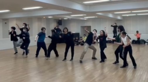 hakkou_g's tweet photo. 今日は華月ナンバーの振付でした😀
楽しいシーンになりますよ❣️

……写真撮り忘れたので動画から
画質悪くてすみません😞

#花酔の月暁の風 https://t.co/ghontlI5x0