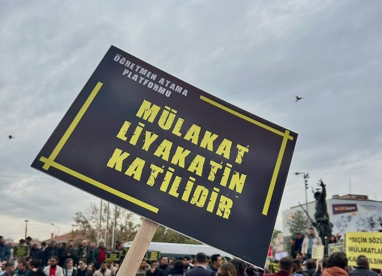 Arkadaşlar tweetler görüntülenme alıyor fakat etkileşim almıyor. Neden böyle yapıyorsunuz? Neden etkileşim vermeden geçiyorsunuz? Tweet atmıyorsunuz bari atılana etkileşim verin. Hepimiz için mücadele ediyoruz. Görün artık mülakat hepimizin sorunu.

#SeçimeMülakatsızTakvim