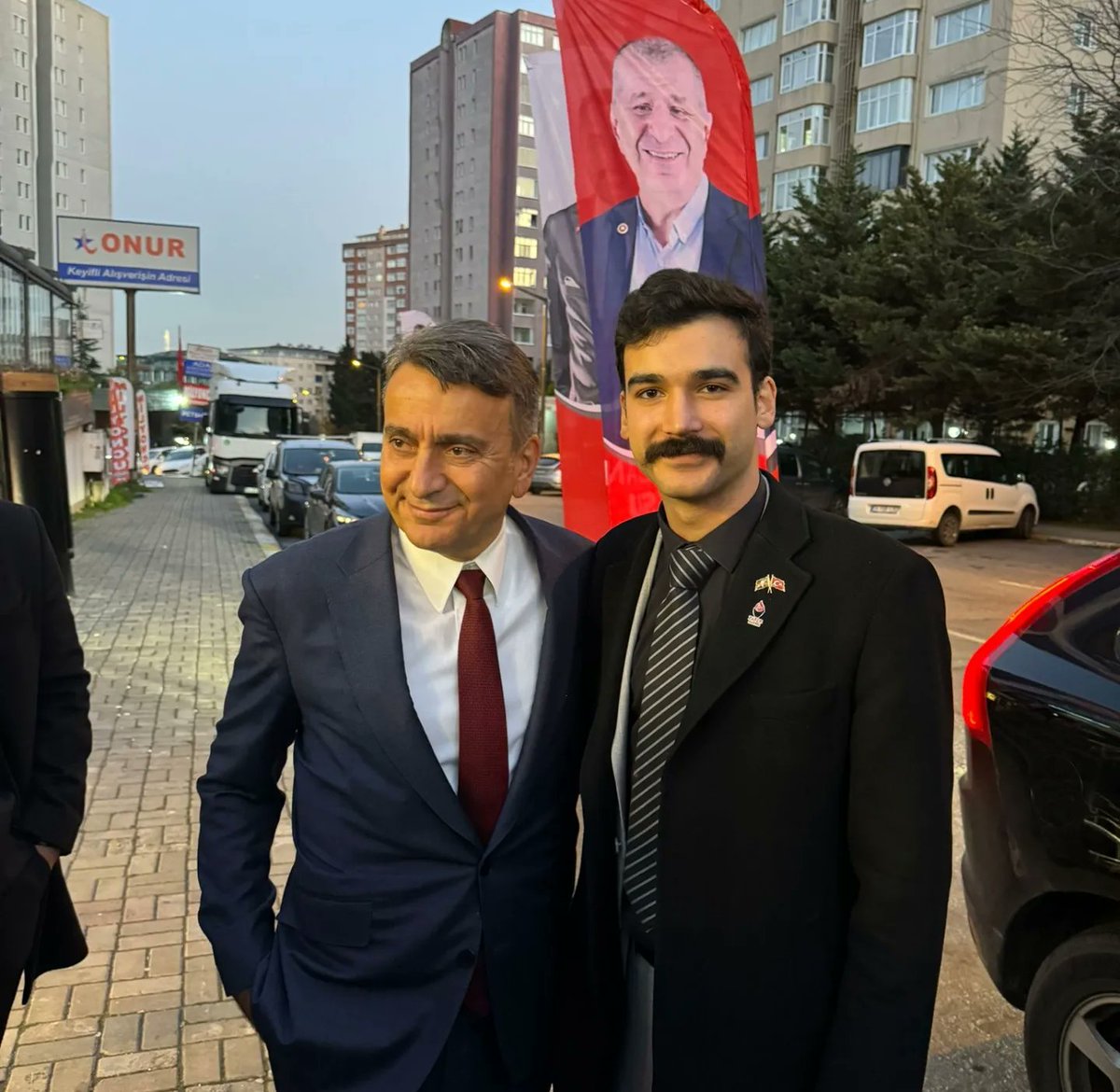 zafer_avcilar's tweet photo. Avcılar İlçe Başkanımız Mert Uzgör ve teşkilatımızın neferleri, Beylikdüzü ziyaretinde İBB Başkan Adayımız Azmi Karamahmutoğlu ile bir araya geldi.

Avcılar her yerde 🐺

@zaferpartisi @umitozdag @eerhan1 @ZaferPartisi_34 @AzmiKaramahmut @UMUTBASMACI @mertuzgor 

#Avcılar https://t.co/0Y1PVGIruU