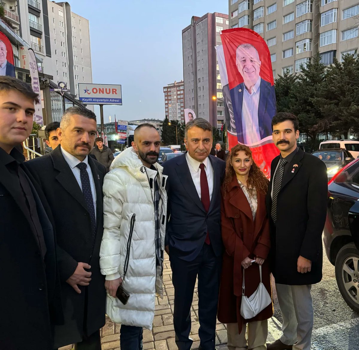 zafer_avcilar's tweet photo. Avcılar İlçe Başkanımız Mert Uzgör ve teşkilatımızın neferleri, Beylikdüzü ziyaretinde İBB Başkan Adayımız Azmi Karamahmutoğlu ile bir araya geldi.

Avcılar her yerde 🐺

@zaferpartisi @umitozdag @eerhan1 @ZaferPartisi_34 @AzmiKaramahmut @UMUTBASMACI @mertuzgor 

#Avcılar https://t.co/0Y1PVGIruU