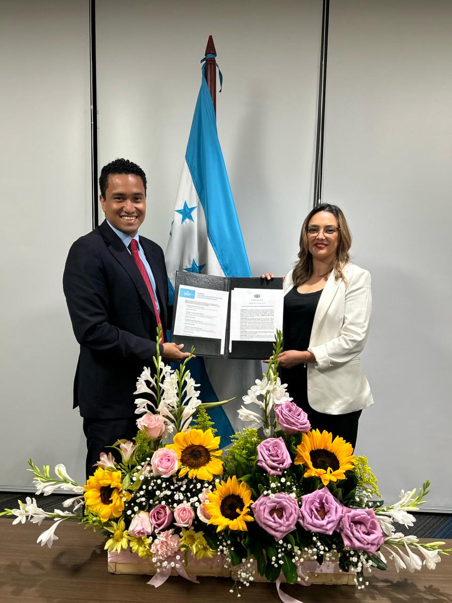 SARHonduras's tweet photo. La Licenciada Karen Recinos fue juramentada el día de ayer en el cargo del Subdirectora del Servicio de Administración de Rentas (SAR) por el Ministro Director @ChristianDCHn. La Licenciada Recinos cuenta una con amplia carrera en la administración pública ejecutando auditorías tributarias, fiscalizaciones de ingresos fiscales y funciones de gestión financiera y presupuestaria.