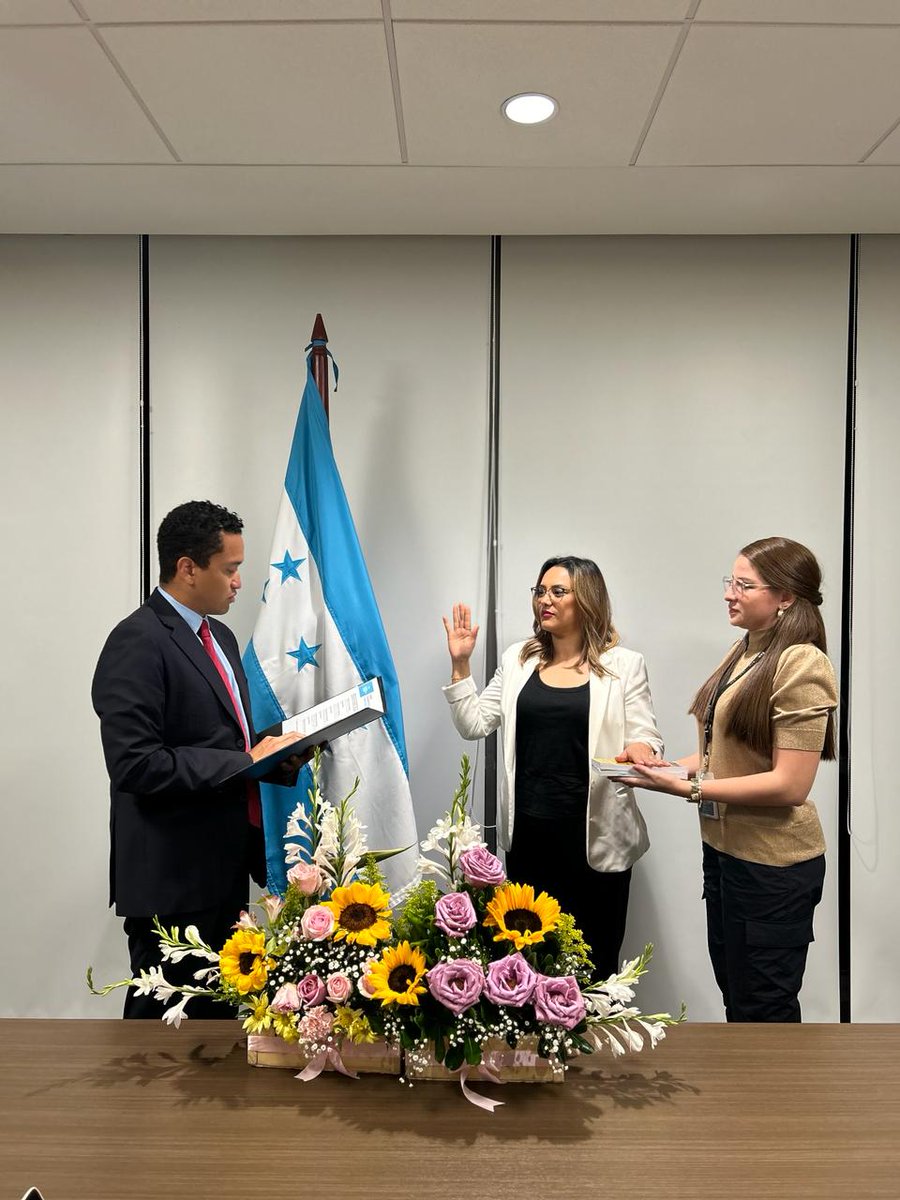 SARHonduras's tweet photo. La Licenciada Karen Recinos fue juramentada el día de ayer en el cargo del Subdirectora del Servicio de Administración de Rentas (SAR) por el Ministro Director @ChristianDCHn. La Licenciada Recinos cuenta una con amplia carrera en la administración pública ejecutando auditorías tributarias, fiscalizaciones de ingresos fiscales y funciones de gestión financiera y presupuestaria.