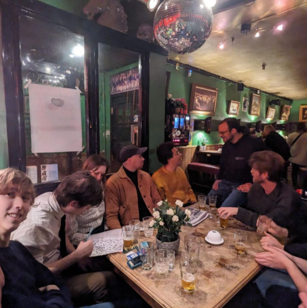 JanSsvg's tweet photo. Zoals altijd combineren we serieuze onderwerpen met een gezonde dosis gezelligheid. Veel kameraden raken door deze barre tijden gedesillusioneerd, des te fijner om met gelijkgestemden te kletsen en een drankje te drinken. Dat verzacht de weltschmerz altijd een beetje! https://t.co/aVIHjGxDaU