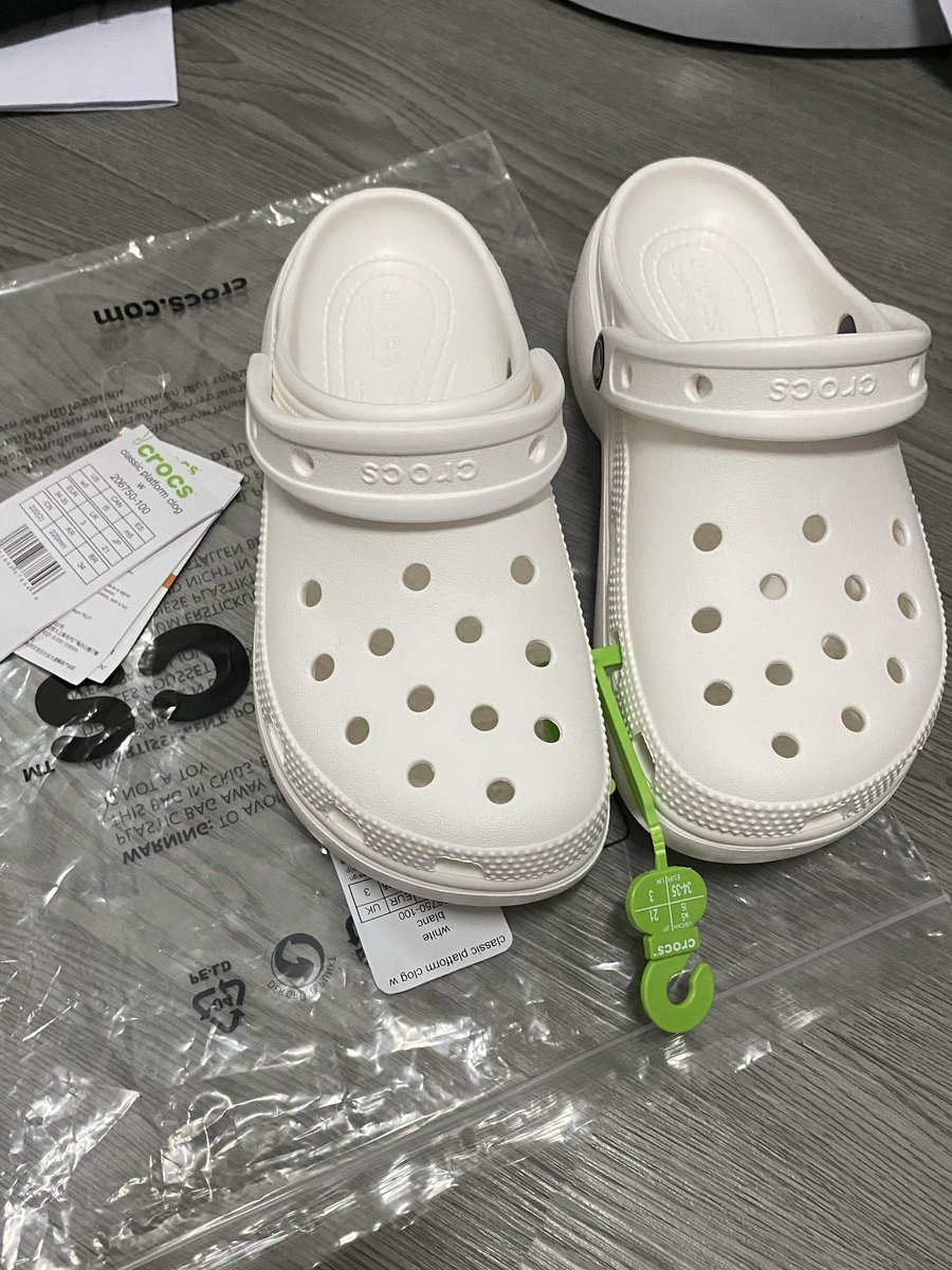 96h_kou's tweet photo. ส่งต่อรองเท้า crocs classic platform สี white size W5 ใส่ไปประมาณ 3-4 ครั้ง ดำแค่พื้น
1600 รส. หรือนัดรับที่ Btsหมอชิต-คูคต ค่ะ

#ส่งต่อcrocs #crocs #รองเท้าcrocs #รองเท้ามือสอง #ส่งต่อรองเท้า #ส่งต่อ #มือสอง #crocsplatform #crocsมือสอง #crocsthailand https://t.co/H7KJyaIUUB