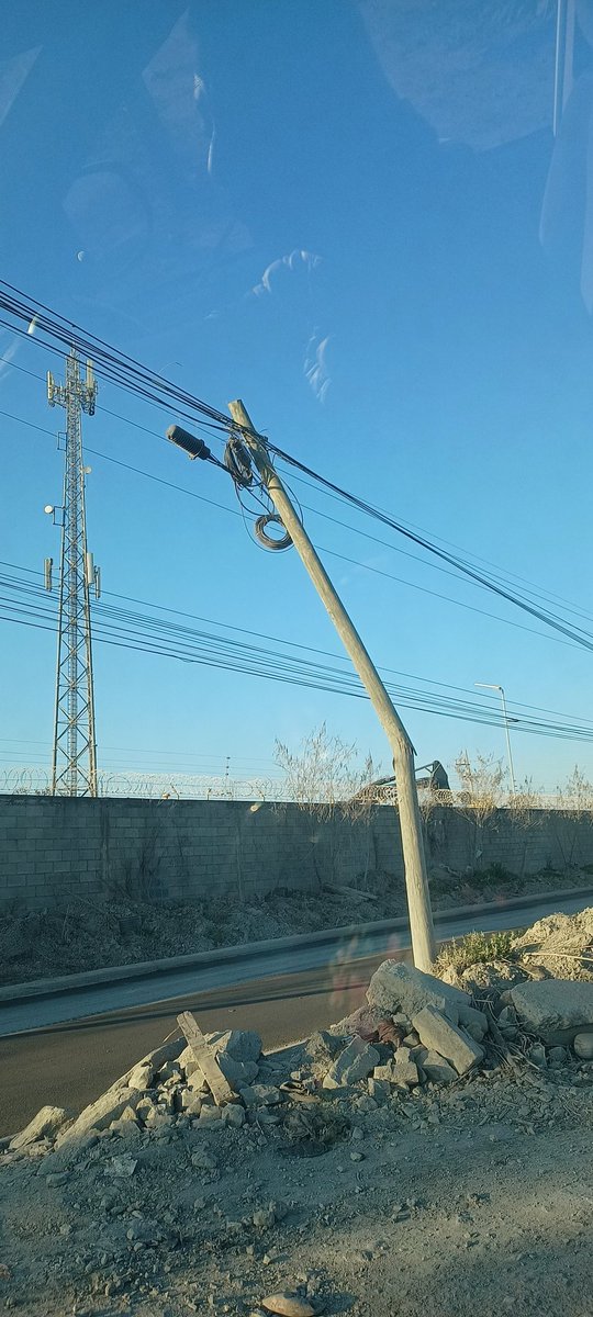 PATYMATE's tweet photo. Tiene más de una semana así. Calle Fidel Velázquez en la Col. Andrés Caballero en Escobedo. https://t.co/WFL8obU3Sg